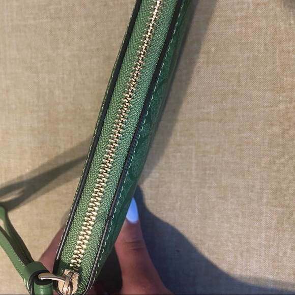 Coach green logo wristlet - Picture 5 of 7
